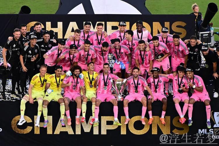 泪目！梅西用总冠军送别2好友+采访动情致敬 4家人携奖杯温馨合影